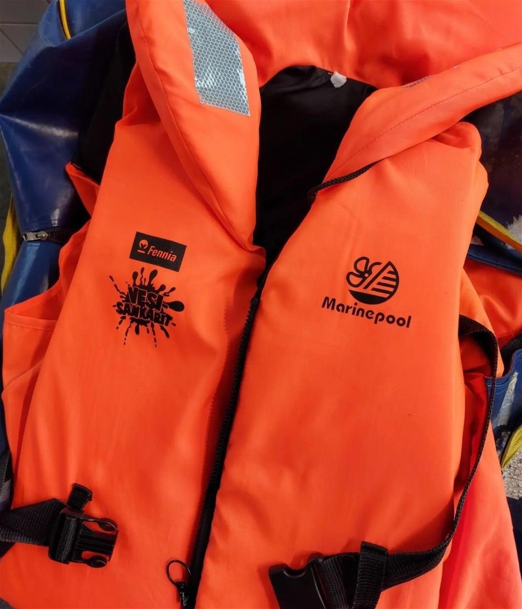 Oranssit pelastusliivit, jossa vesisankarit-logo rinnassa.