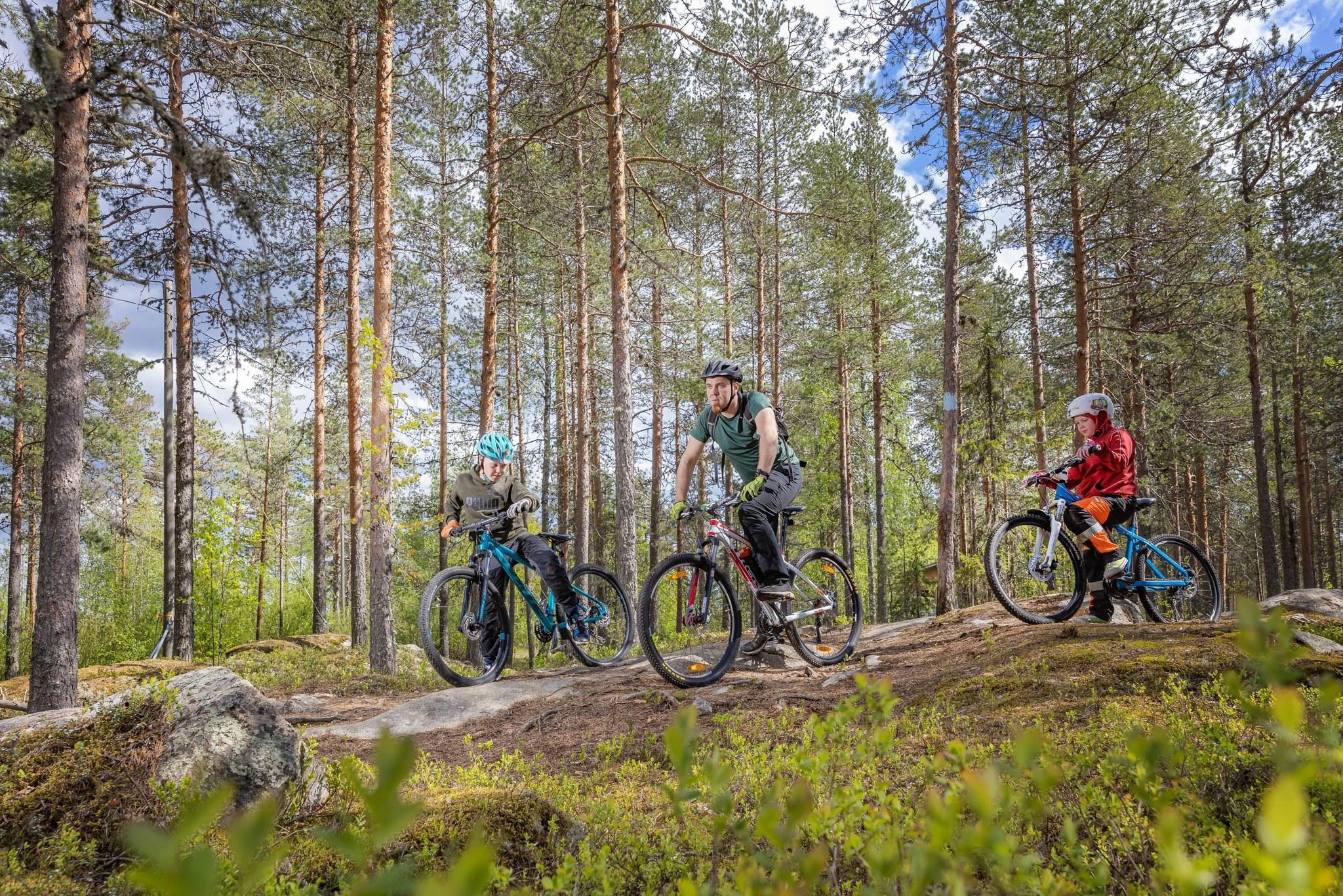 Maastopyöräilijöitä metsässä