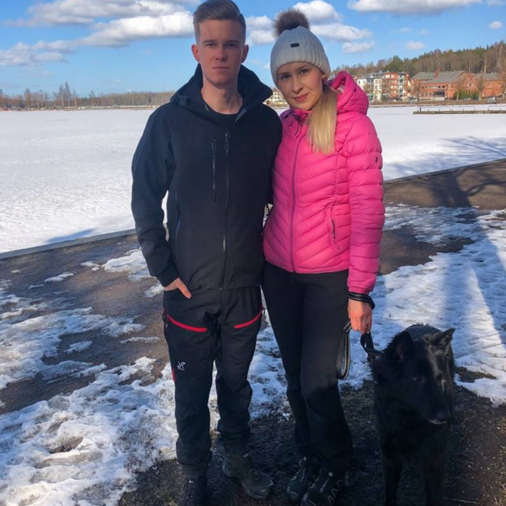 Kesän 2021 koeasukas Juho Mark tyttöystävänsä Katjan kanssa. Heidän vierellään on koira.