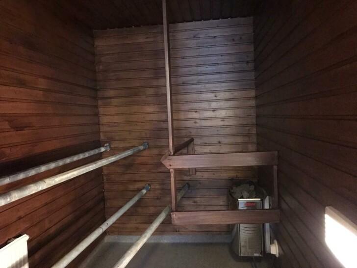 Koeasunnon sauna remonttivaiheessa pintakäsittelyssä.