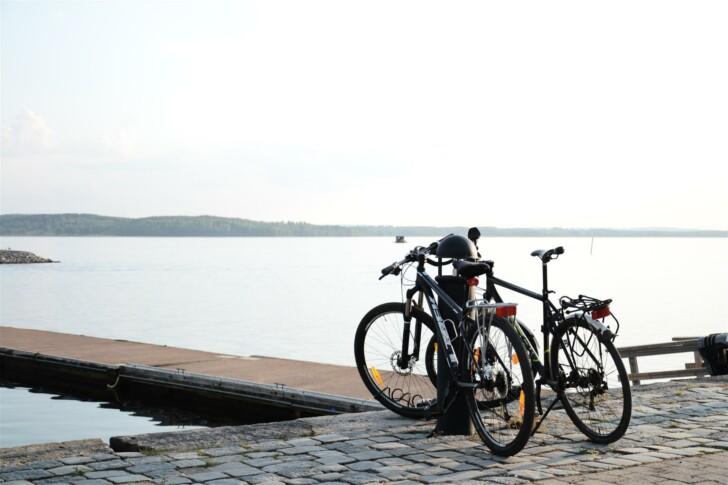 Kaksi pyörää satamassa.