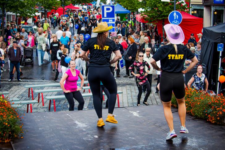 Kaksi cowboy-hattuista henkilöä tanssimassa Louhenkadun lavalla.