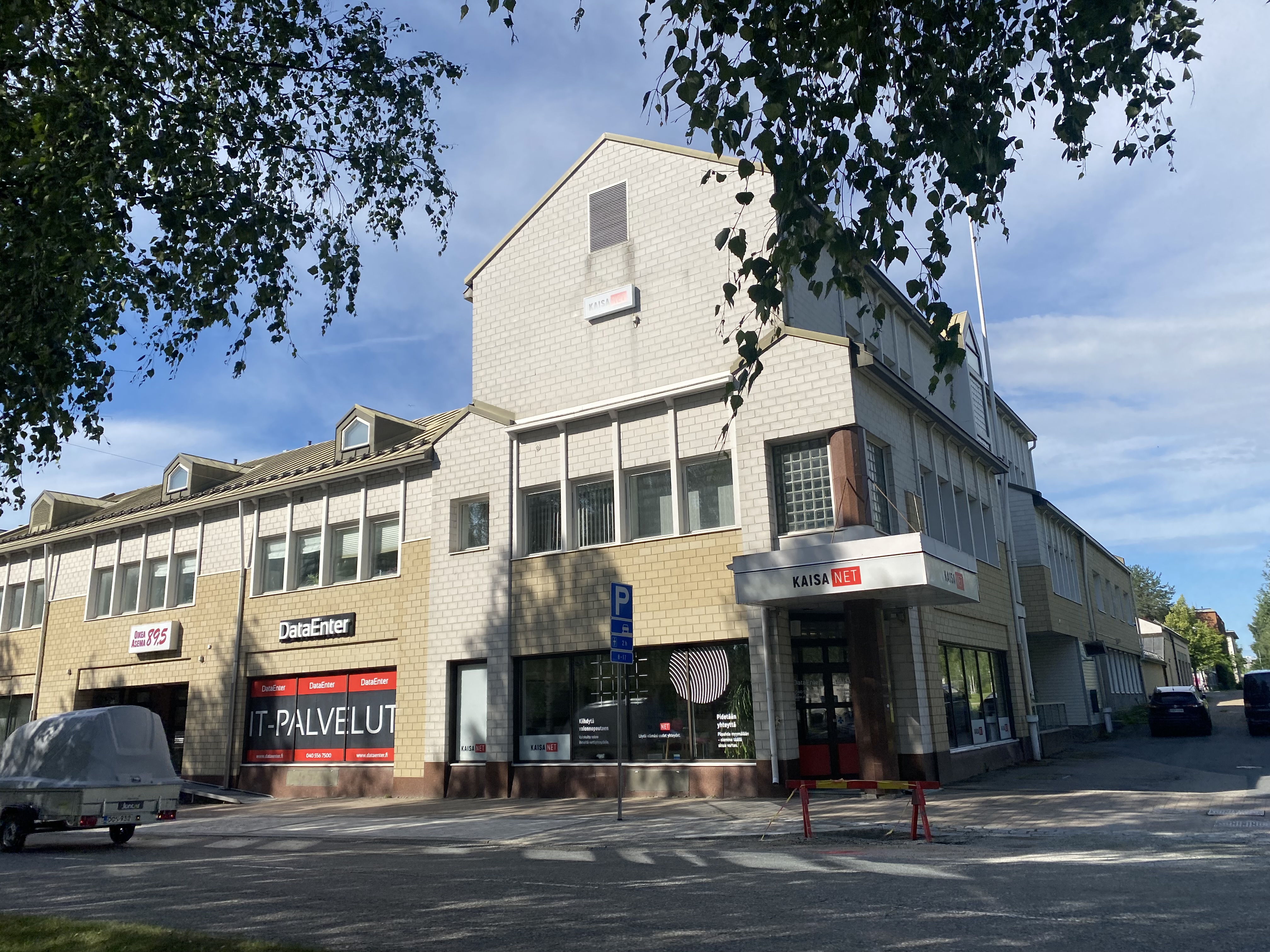 Pohjolankatu 5 rakennus on väritykseltään vaalea. Rakennus on pääosin kaksikerroksinen.