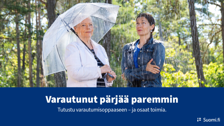 Kaksi naista kesäisessä vesisateessa. Toisella sateenvarjo, toisella ei.