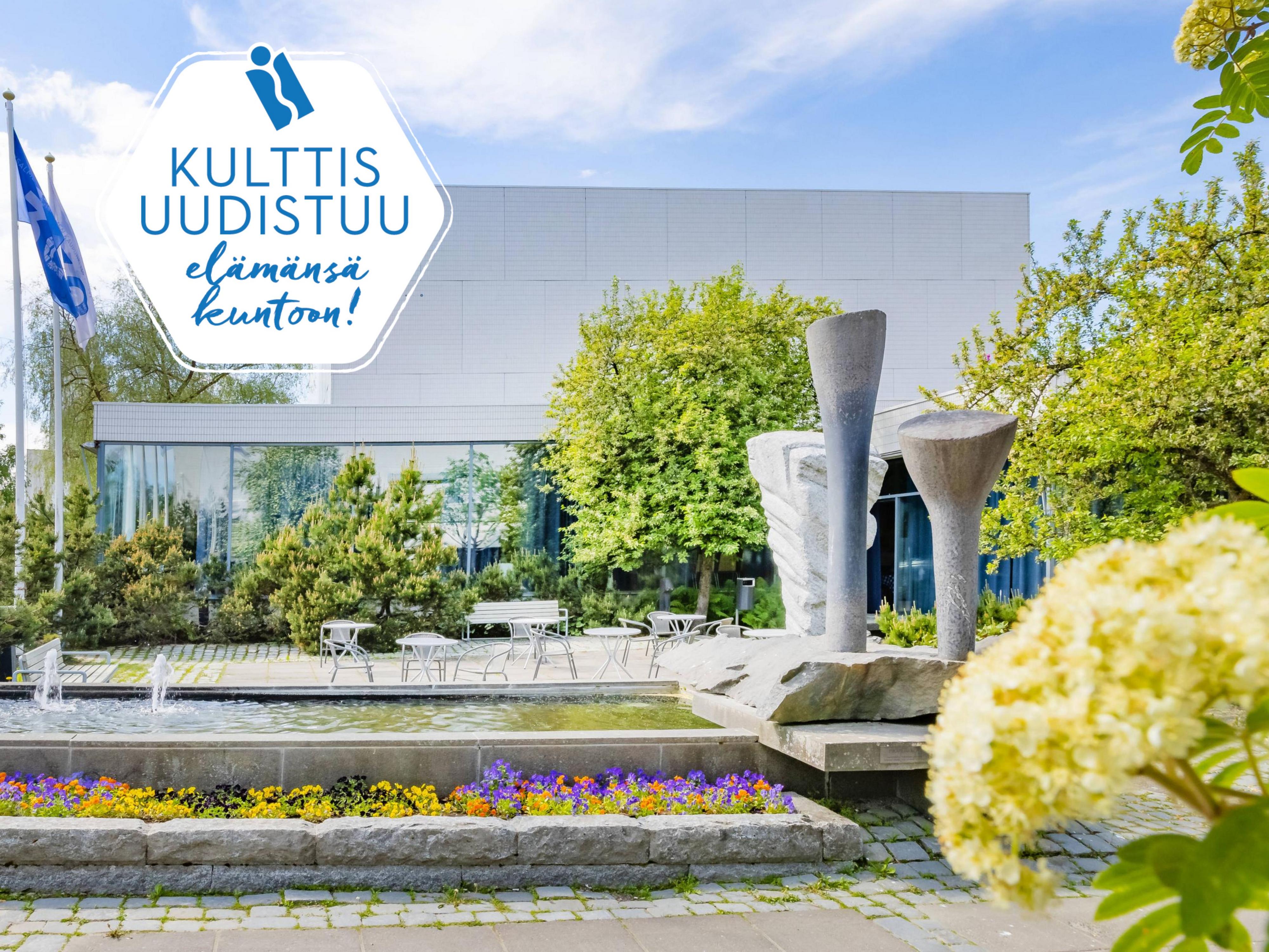 Kesäinen Kulttuurikeskuksen piha-alue.