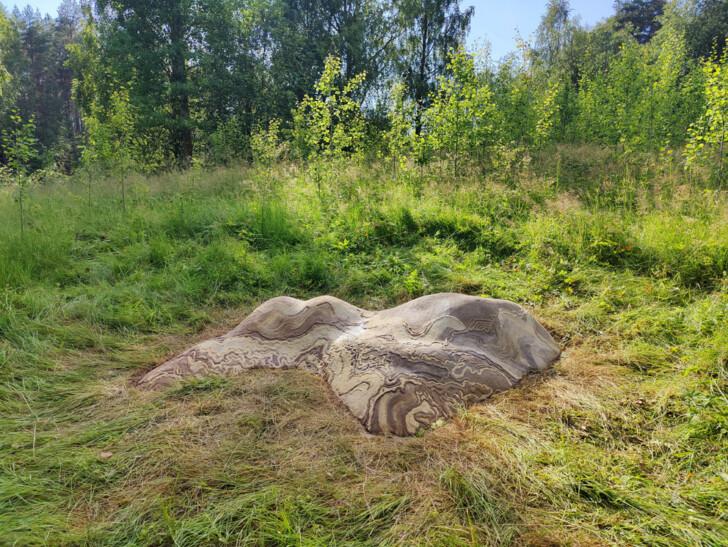 Kuvassa kuvataiteilija Riikka Keräsen teos Katoava kivi, joka on tehty maa-aineksesta, savesta, hiekasta, pigmentistä, pellavaverkosta ja pellavaöljystä.