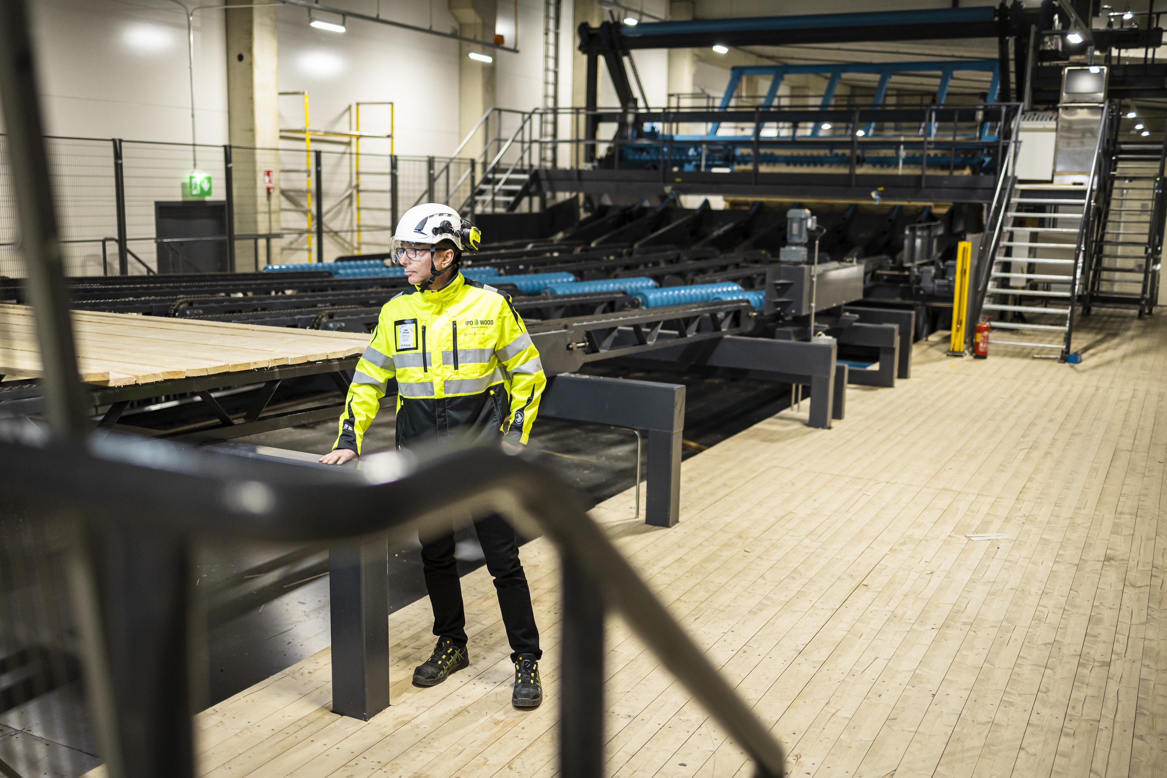 IPO Woodin toimitusjohtaja Tommi Lähteinen tehtaalla.