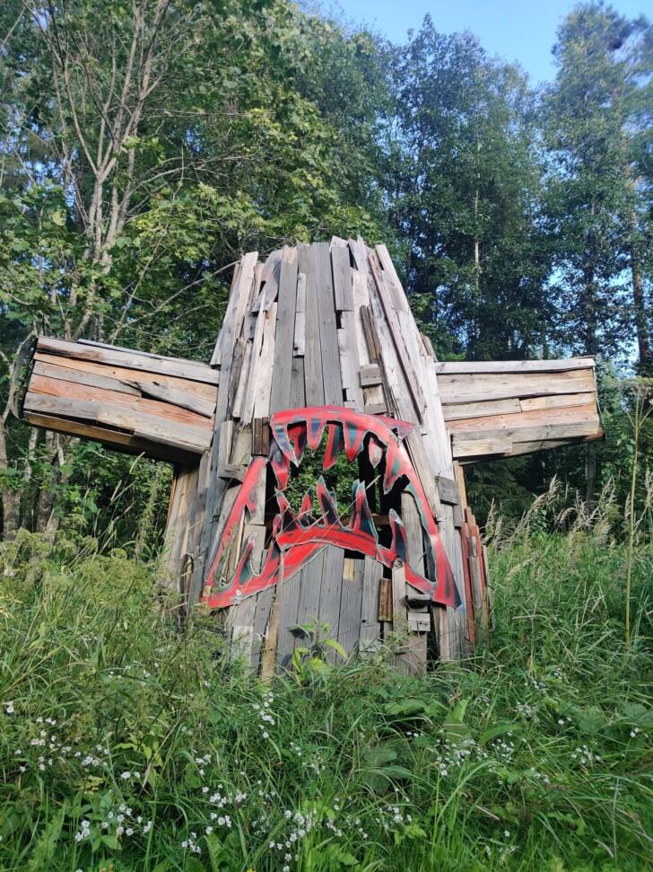 Kuvassa Anna Pekkalan teos Vasarahai, joka on tehty kierrätysmateriaaleista.