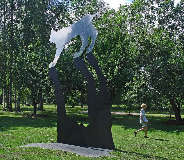 Kuvassa kuvataiteilija Markku Hirvelän teos Askel Kuutamossa, joka on tehty raudasta ja teräksestä. 