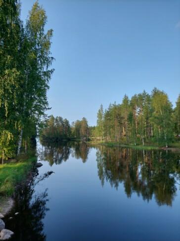 Järvimaisema ja aurinko paistaa