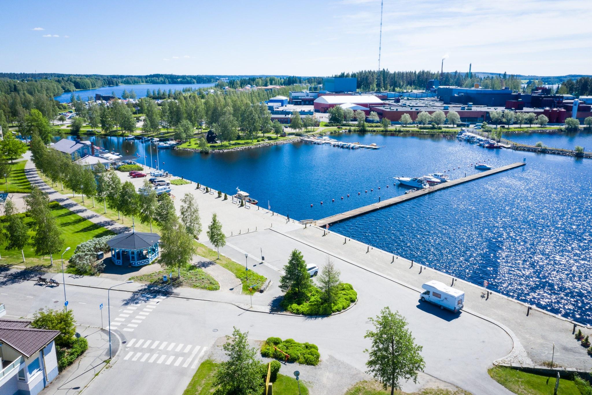 Aurinkoinen kesäkuva Iisalmen satama-alueesta. Otettu dronella ilmasta.