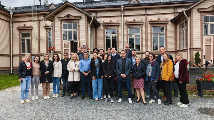 Residents of the Future -hanketiimi kuvattuna Raatihuoneen edustalla Iisalmessa 25.6.2025.