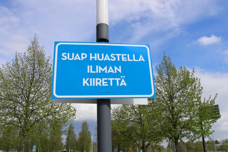 Kyltti, jossa lukee: "Suap huastella iliman kiirettä".