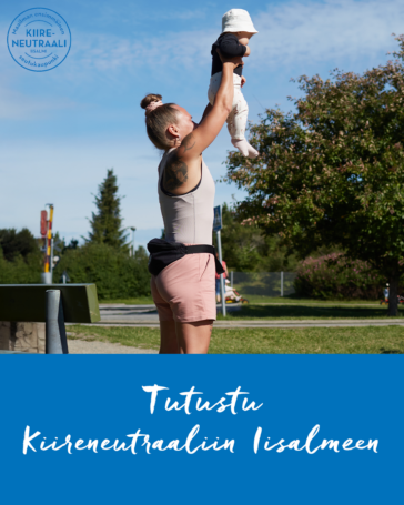 Nainen pitää vauvaa ilmassa päänsä yläpuolella. Ympäristönä kesäinen puisto. Alla teksti: Tutustu kiireneutraaliin Iisalmeen.