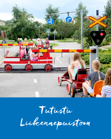 Lasten liikennepuistossa juna menossa raiteillaan ja lapset odottavat polkuautossa ajovuoroaan. Alla teksti: Tutustu liikennepuistoon.