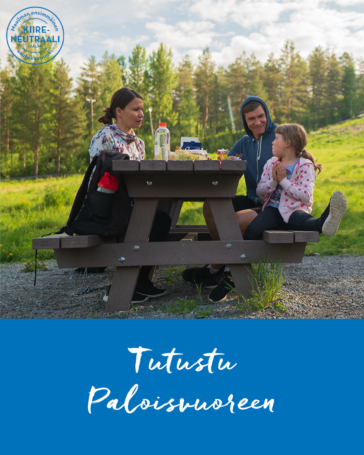 Perhe eväsretkellä kesäisessä säässä. Alla teksti: Tutustu Paloisvuoreen.