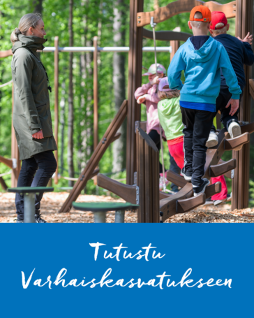 Lapset menevät kiipeilytelineessä eteenpäin ja vasemmalla heitä valvoo aikuinen nainen. Alla teksti "Tutustu varhaiskasvatukseen".